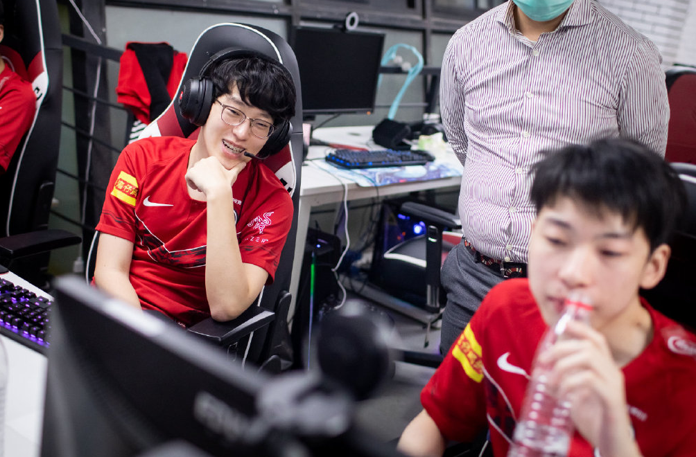 BRO翻盘FLY，Doinb拿下关键大龙四强赛3:0（巴黎）