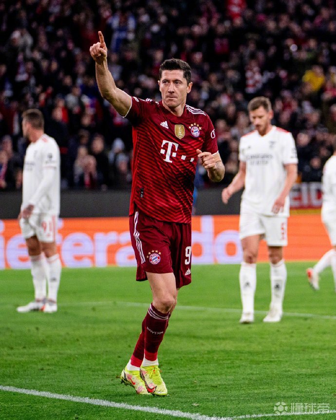 关于本菲卡轻取利物浦，莱万乌龙送礼法甲的信息