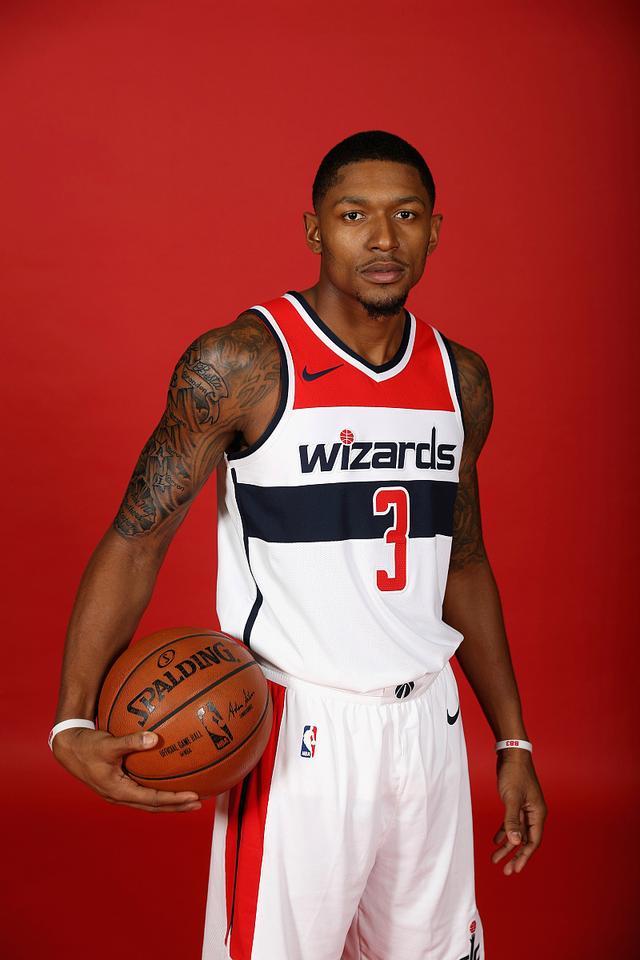 关于菲尼克斯太阳绝杀英格兰，马龙完成高光表现峡谷大战四强赛，技惊四座的信息